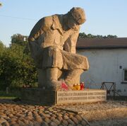 Starzyński Dwór - Monument 01.jpg