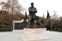 Памятник Александру III в Ливадии.jpg