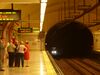 Estación de Cartagena, el metro se aproxima, Línea 7, Madrid, España, 2015.JPG