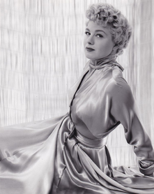 Shelley Winters by John Engstead.png