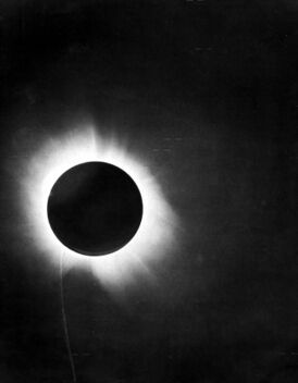 Фотография из отчёта Артура Эддингтона, сделанная на острове Принсипи