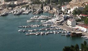 Корабли в Балаклавской бухте.jpg