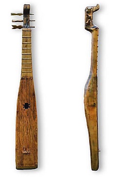 Щипковый музыкальный инструмент дахчан пандар работы ингушского мастера Японца Идиговича Пугоева (1913–1985), с. Галашки, Ингушетия