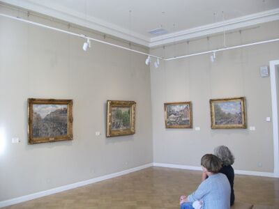 Картины Писсарро в здании Главного штаба. «Набережная Малаке» первая справа.