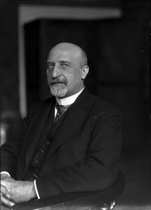 Ferdinand Schmutzer - Karl Seitz, 1925.jpg