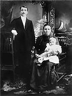 Родители С. А. Есенина с дочкой Александрой, 1912 год