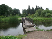 Мост через пруд. Парк Авиаторов.jpg