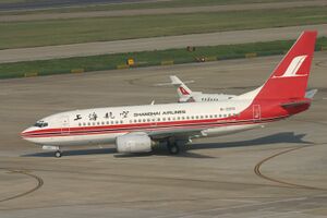 B-2913 Boeing 737 Shanghai Airlines (7368522312).jpg