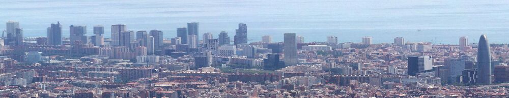 Квартал 22@ в районе Диагональ-Мар-и-эль-Фронт-Маритим-дель-Поблену. Вид с холма Тибидабо, 2010 год.