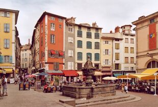 Le Puy en Velay Place Fontaine.jpg
