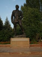 Pamyatnik Muratbayevu.JPG