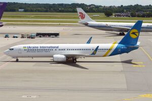 Ukraine International Airlines, UR-PSJ, Boeing 737-9KV ER (28426759636).jpg