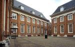 Amsterdam Binnenplaats meisjes.jpg