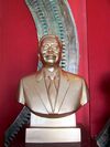 Tượng bán thân Phạm Hùng.jpg