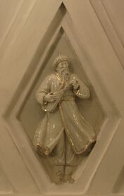 Teatralnaya porcelain sculpture 8.jpg