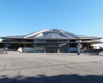 Токийский дворец спорта (в центре)