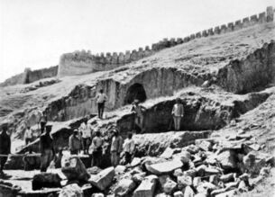 1915 excavations at Tushpa.jpg