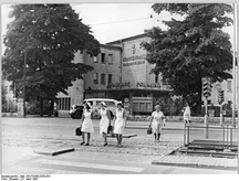 Bundesarchiv Bild 183-F0426-0203-001, Berlin-Friedrichshain, Poliklinik.jpg