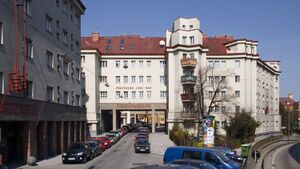 Professor-Jodl-Hof 03.jpg
