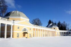 Rayok manor house colonnade.JPG