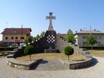 Slunj, Trg Dr. F. Tuđmana - spomenik poginulima u Domovinskom ratu.jpg