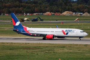 D-AZUG Boeing 737-900ER Azur Air Germany DUS 2018-09-01 (1a) (29574358767).jpg