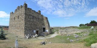 Охранный павильон над руинами древнего мавзолея