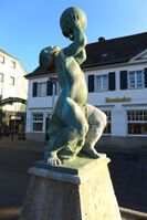 Brunnen mit Bronzejunge (V-0092).jpg