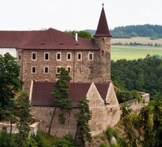Velhartice celý hrad (cropped2).jpg