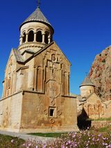 510 Monastère de Noravank Eglise Saint-Stepanos et à l'arrière-plan l'église Sainte-Mère de Dieu.JPG