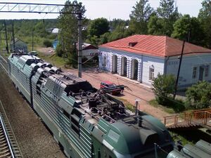 Крыша электровоза 2ЭС4К-023/022, сцепленного в 3 секции