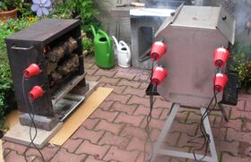 Мангал для муцбратена&nbsp;— самодельный (слева) и промышленный