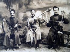 Ансамбль Джаббара Карьягдыоглы. Слева направо: Джаббар Карьягдыоглы, тарист Курбан Пиримов, кеманчист Саша Оганезашвили