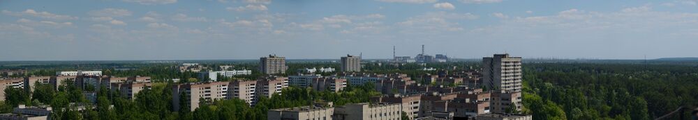 Панорама Припяти, 2011 год. Вдалеке видна Чернобыльская АЭС.