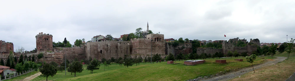 Стена средневекового Константинополя в районе Харисийских (Адрианопольских) ворот со следами османских обстрелов