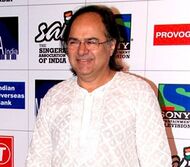 Farooq Sheikh at Mirchi Music Awards 2011.jpg