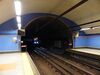 Estación de Guzmán el Bueno, el metro está llegando, Línea 7, Madrid,España, 2015.JPG