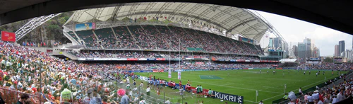 Стадион «Гонконг» во время проведения Hong Kong Sevens 2009, Южная трибуна слева.