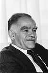 Vertrek Israelische minister van Buitenlandse Zaken, Jitschak Sjamir van Schipho, Bestanddeelnr 930-8640.jpg