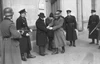 Bundesarchiv Bild 101I-030-0780-13, Krakau, Razzia, deutsche und polnische Polizei.jpg