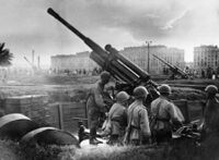 Солдаты, обороняющие Москву во время Великой Отечественной войны, готовят зенитные орудия 52-К в парке культуры имени М. Горького к отражению налёта немецких бомбардировщиков. Россия, Москва.