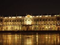 Sankt-Petersburg Eremitage by night.JPG