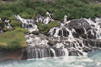 Islande cascade Hraunfossar face.jpg