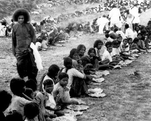 Sathya Alimentado a los pobres 1948.jpg
