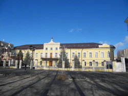 Архиерейский дом солнечный день.jpg