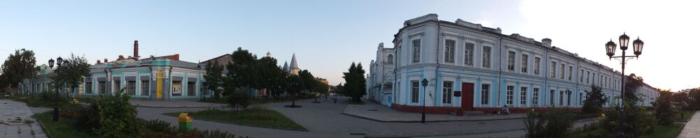 Историческая застройка «Старого города», слева - магазин купца Чурина, здание с башней — торговый дом «Кунст и Альберс»