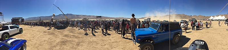 Hothouse Flowers исполняют «I Can See Clearly Now» в Люцерн-Вэлли, Калифорния, для эпизода «Святая троица» шоу The Grand Tour