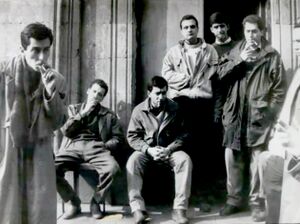 Команда КВН ЕрМИ до начала репетиции у входа в Зеленый зал в 1992 году