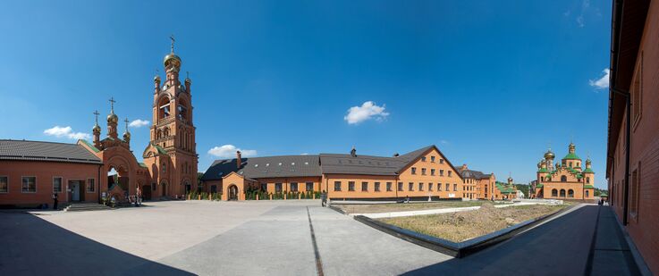 Панорама основной площади монастыря