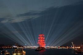 Парусник, символизирующий корабль Грэя из повести Александра Грина «Алые паруса»